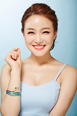 포토 JPG 스튜디오촬영 우먼라이프 여자 실내 한명 미소 손짓 상반신 20대 성인 앞모습 여름 뷰티 한국인 시원함 의료성형뷰티 여자만 성인여자한명만 국내포토 1 라이프스타일 계절 뷰포인트 모션 표정 사람 동양인 청년 내부 여자한명만 성인여자만 파일형식