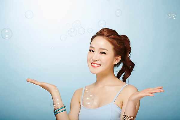 포토 JPG 스튜디오촬영 우먼라이프 여자 실내 한명 손짓 상반신 20대 성인 앞모습 여름 뷰티 한국인 비눗방울 시원함 즐거움 의료성형뷰티 여자만 성인여자한명만 국내포토 1 라이프스타일 계절 감정 뷰포인트 모션 사람 동양인 청년 내부 여자한명만 성인여자만 파일형식