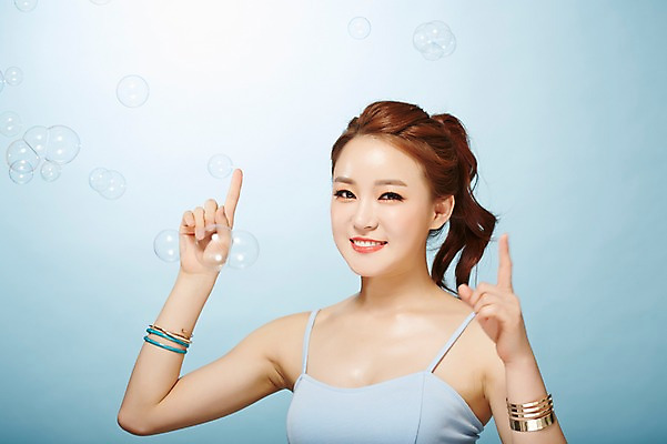 포토 JPG 스튜디오촬영 우먼라이프 여자 실내 한명 손짓 상반신 20대 성인 앞모습 여름 뷰티 한국인 비눗방울 시원함 즐거움 의료성형뷰티 여자만 성인여자한명만 국내포토 1 라이프스타일 계절 감정 뷰포인트 모션 사람 동양인 청년 내부 여자한명만 성인여자만 파일형식