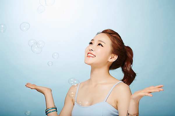 포토 JPG 스튜디오촬영 우먼라이프 여자 실내 한명 손짓 상반신 20대 성인 앞모습 여름 뷰티 한국인 비눗방울 시원함 즐거움 의료성형뷰티 여자만 성인여자한명만 국내포토 1 라이프스타일 계절 감정 뷰포인트 모션 사람 동양인 청년 내부 여자한명만 성인여자만 파일형식