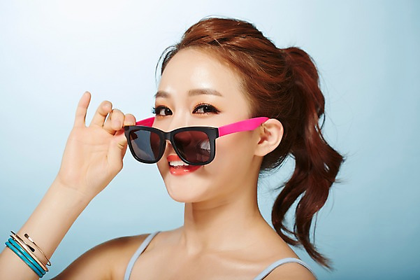 포토 JPG 스튜디오촬영 우먼라이프 여자 실내 한명 미소 상반신 20대 성인 앞모습 여름 선글라스 뷰티 한국인 시원함 의료성형뷰티 여자만 성인여자한명만 국내포토 1 라이프스타일 계절 안경 뷰포인트 표정 사람 동양인 청년 내부 여자한명만 성인여자만 파일형식