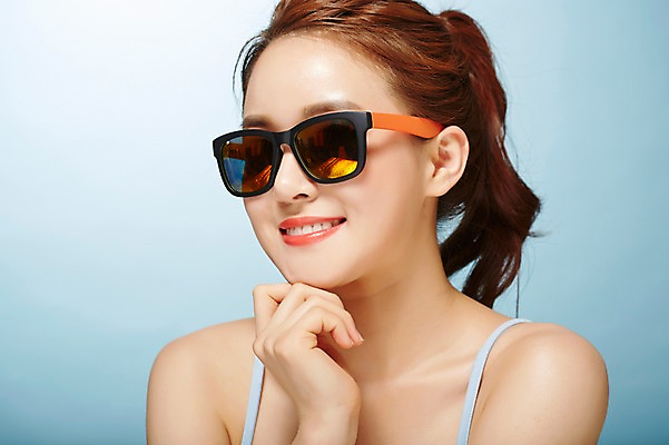 포토 JPG 스튜디오촬영 우먼라이프 여자 실내 한명 미소 상반신 20대 성인 앞모습 여름 선글라스 뷰티 한국인 시원함 의료성형뷰티 여자만 성인여자한명만 국내포토 1 라이프스타일 계절 안경 뷰포인트 표정 사람 동양인 청년 내부 여자한명만 성인여자만 파일형식