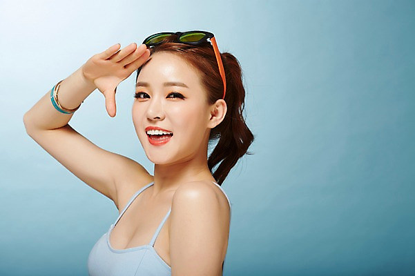 포토 JPG 스튜디오촬영 우먼라이프 여자 실내 한명 미소 손짓 상반신 20대 성인 옆모습 여름 선글라스 뷰티 한국인 시원함 의료성형뷰티 여자만 성인여자한명만 국내포토 1 라이프스타일 계절 안경 뷰포인트 모션 표정 사람 동양인 청년 내부 여자한명만 성인여자만 파일형식