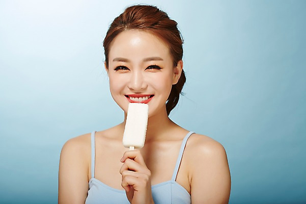포토 JPG 스튜디오촬영 우먼라이프 여자 아이스크림 실내 한명 상반신 20대 성인 앞모습 여름 뷰티 한국인 시원함 의료성형뷰티 여자만 성인여자한명만 국내포토 1 라이프스타일 계절 뷰포인트 디저트 사람 동양인 청년 내부 여자한명만 성인여자만 파일형식