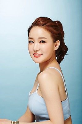 포토 JPG 스튜디오촬영 우먼라이프 여자 실내 한명 미소 앉기 상반신 20대 성인 옆모습 여름 뷰티 한국인 시원함 의료성형뷰티 여자만 성인여자한명만 국내포토 1 라이프스타일 계절 뷰포인트 모션 표정 사람 동양인 청년 내부 여자한명만 성인여자만 파일형식