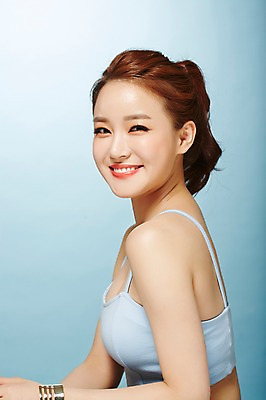 포토 JPG 스튜디오촬영 우먼라이프 여자 실내 한명 미소 앉기 상반신 20대 성인 옆모습 여름 뷰티 한국인 시원함 의료성형뷰티 여자만 성인여자한명만 국내포토 1 라이프스타일 계절 뷰포인트 모션 표정 사람 동양인 청년 내부 여자한명만 성인여자만 파일형식