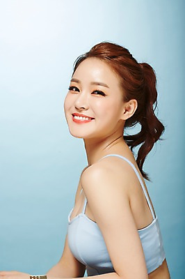 포토 JPG 스튜디오촬영 우먼라이프 여자 실내 한명 미소 앉기 상반신 20대 성인 옆모습 여름 뷰티 한국인 시원함 의료성형뷰티 여자만 성인여자한명만 국내포토 1 라이프스타일 계절 뷰포인트 모션 표정 사람 동양인 청년 내부 여자한명만 성인여자만 파일형식