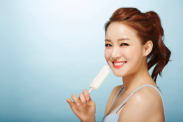 포토 JPG 스튜디오촬영 우먼라이프 여자 아이스크림 실내 한명 서기 미소 들기 상반신 20대 성인 옆모습 여름 뷰티 한국인 시원함 의료성형뷰티 여자만 성인여자한명만 국내포토 1 라이프스타일 계절 뷰포인트 모션 디저트 표정 사람 동양인 청년 내부 여자한명만 성인여자만 파일형식