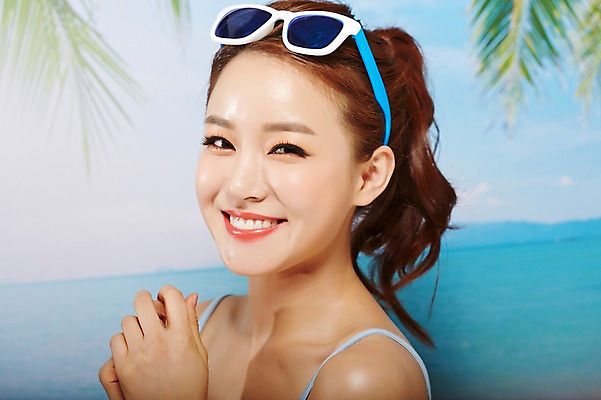 포토 JPG 스튜디오촬영 우먼라이프 여자 실내 한명 서기 미소 상반신 20대 성인 옆모습 여름 선글라스 뷰티 한국인 시원함 바다배경 의료성형뷰티 여자만 성인여자한명만 국내포토 1 라이프스타일 계절 안경 뷰포인트 백그라운드 모션 표정 사람 동양인 청년 내부 여자한명만 성인여자만 파일형식