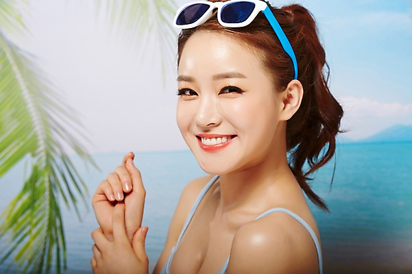 포토 JPG 스튜디오촬영 우먼라이프 여자 실내 한명 서기 미소 상반신 20대 성인 옆모습 여름 선글라스 뷰티 한국인 시원함 바다배경 의료성형뷰티 여자만 성인여자한명만 국내포토 1 라이프스타일 계절 안경 뷰포인트 백그라운드 모션 표정 사람 동양인 청년 내부 여자한명만 성인여자만 파일형식