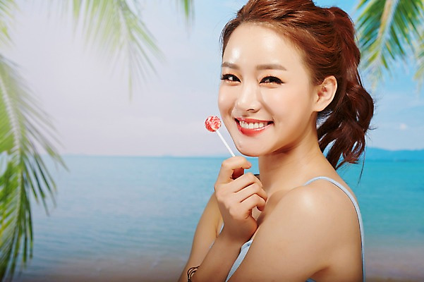 포토 JPG 스튜디오촬영 우먼라이프 여자 실내 사탕 한명 미소 들기 상반신 20대 성인 옆모습 여름 뷰티 한국인 시원함 의료성형뷰티 여자만 성인여자한명만 국내포토 1 라이프스타일 계절 뷰포인트 모션 디저트 표정 사람 동양인 청년 내부 여자한명만 성인여자만 파일형식