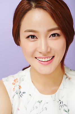 포토 JPG 스튜디오촬영 우먼라이프 여자 실내 한명 미소 근접촬영 상반신 20대 성인 앞모습 뷰티 봄 한국인 청순 의료성형뷰티 여자만 성인여자한명만 국내포토 1 라이프스타일 계절 뷰포인트 컨셉 표정 사람 동양인 청년 내부 여자한명만 성인여자만 파일형식