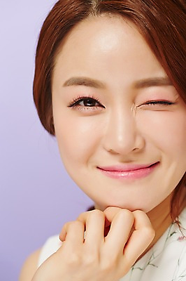 포토 JPG 스튜디오촬영 우먼라이프 여자 실내 윙크 한명 손짓 근접촬영 상반신 20대 성인 앞모습 뷰티 봄 한국인 청순 의료성형뷰티 여자만 성인여자한명만 국내포토 1 라이프스타일 계절 뷰포인트 컨셉 모션 표정 사람 동양인 청년 내부 여자한명만 성인여자만 파일형식