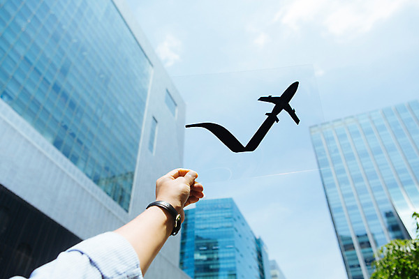 포토 JPG 주간 백그라운드 비즈니스 하늘 비행기 풍경 빌딩 야외 신체부위 도심 팔 국내포토 자연요소 항공교통 대중교통 사람 건물 도시 파일형식