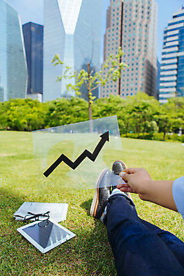 포토 JPG 주간 남자 화살표 안경 백그라운드 비즈니스 한명 풍경 빌딩 잔디 성인 야외 태블릿 신문 도심 국내포토 자연요소 식물 1 잡화 사람 건물 간행물 전자제품 스마트기기 도시 뉴스 파일형식