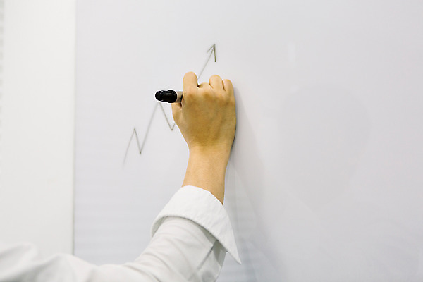 포토 JPG 남자 화살표 백그라운드 비즈니스 한명 성인 신체부위 화이트보드 팔 보드마카 국내포토 1 사람 펜 파일형식