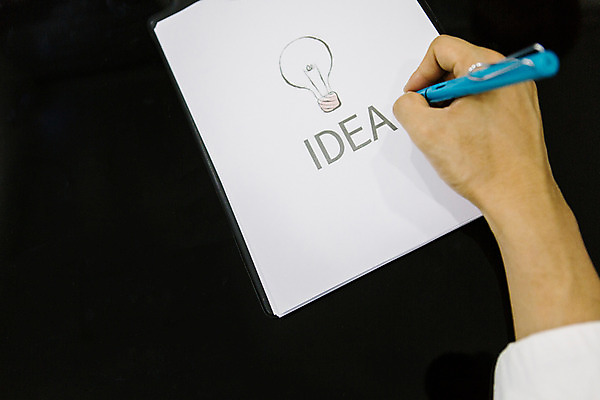 포토 JPG 손 남자 종이 백그라운드 비즈니스 아이디어 한명 성인 신체부위 볼펜 전구모양 국내포토 모양 1 컨셉 전구 사람 펜 파일형식