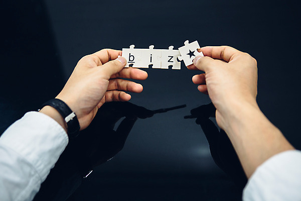 포토 JPG 손 남자 백그라운드 비즈니스 한명 성인 신체부위 퍼즐 퍼즐조각 국내포토 1 조각 사람 파일형식