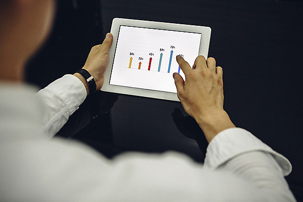 포토 JPG 남자 백그라운드 비즈니스 그래프 한명 성인 태블릿 국내포토 1 사람 전자제품 스마트기기 파일형식