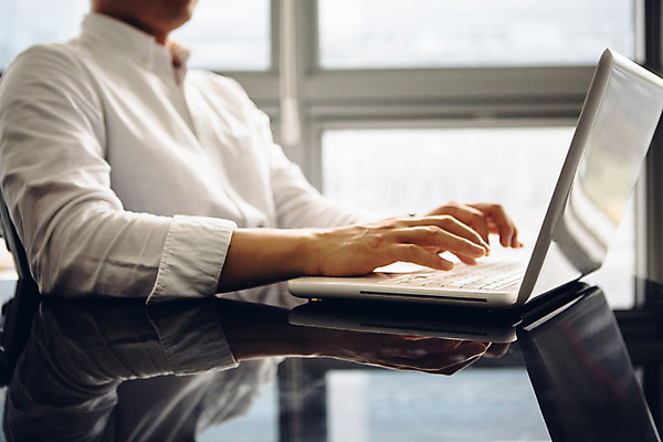 포토 JPG 남자 백그라운드 비즈니스 실내 한명 성인 아웃포커스 노트북 회의실 국내포토 1 촬영기법 사람 내부 전자제품 파일형식