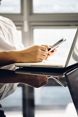 포토 JPG 남자 백그라운드 비즈니스 실내 한명 성인 노트북 스마트폰 회의실 국내포토 1 사람 내부 전자제품 핸드폰 스마트기기 파일형식