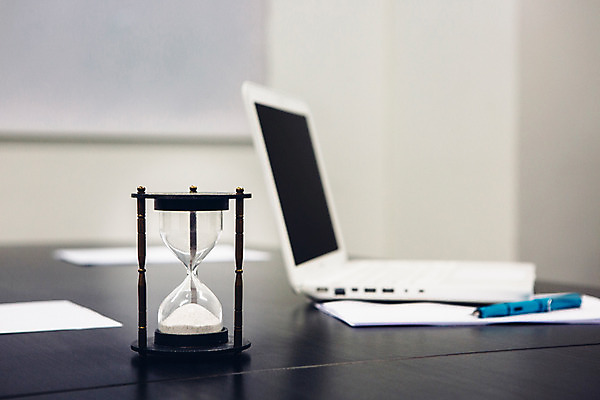 포토 JPG 종이 백그라운드 비즈니스 실내 사람없음 아웃포커스 노트북 볼펜 모래시계 회의실 국내포토 모래 시계 촬영기법 내부 전자제품 펜 파일형식