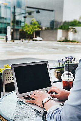 포토 JPG 주간 남자 백그라운드 비즈니스 한명 성인 야외 신체부위 노트북 카페 팔 아이스커피 안식처 카페테라스 국내포토 자연요소 1 커피 휴식 사람 전자제품 상점 파일형식