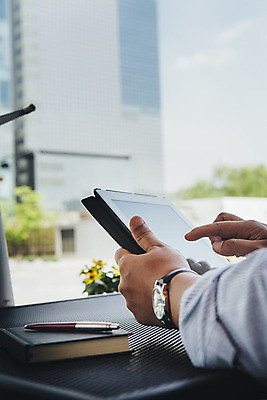 포토 JPG 주간 남자 백그라운드 비즈니스 한명 성인 야외 신체부위 태블릿 볼펜 다이어리 팔 국내포토 자연요소 1 사람 전자제품 스마트기기 펜 사무용품 파일형식