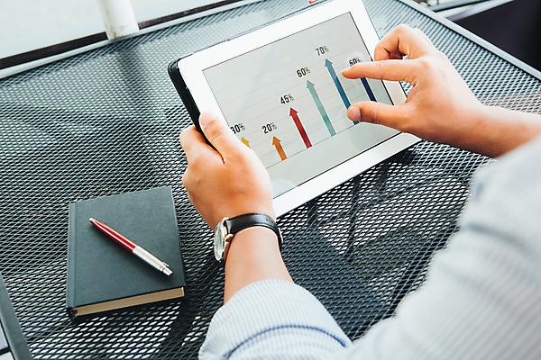 포토 JPG 주간 남자 화살표 백그라운드 비즈니스 한명 성인 야외 신체부위 태블릿 볼펜 공책 팔 국내포토 자연요소 1 문구용품 사람 전자제품 스마트기기 펜 파일형식