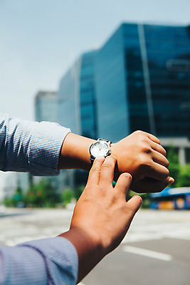 포토 JPG 주간 남자 백그라운드 비즈니스 한명 성인 야외 아웃포커스 신체부위 손목시계 팔 국내포토 자연요소 1 시계 장신구 촬영기법 사람 파일형식