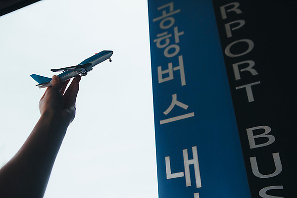 포토 JPG 주간 백그라운드 비즈니스 비행기 야외 신체부위 버스정류장 팔 비행기모형 국내포토 자연요소 항공교통 대중교통 사람 모형 역 파일형식