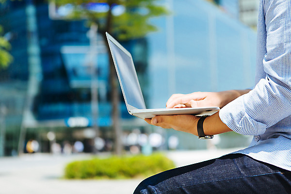 포토 JPG 주간 남자 백그라운드 비즈니스 한명 빌딩 성인 야외 아웃포커스 노트북 국내포토 자연요소 1 촬영기법 사람 건물 전자제품 파일형식