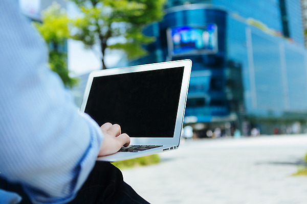 포토 JPG 주간 남자 백그라운드 비즈니스 한명 빌딩 성인 야외 아웃포커스 노트북 국내포토 자연요소 1 촬영기법 사람 건물 전자제품 파일형식