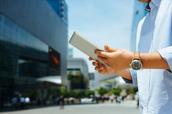 포토 JPG 주간 남자 백그라운드 비즈니스 한명 빌딩 성인 야외 아웃포커스 태블릿 국내포토 자연요소 1 촬영기법 사람 건물 전자제품 스마트기기 파일형식