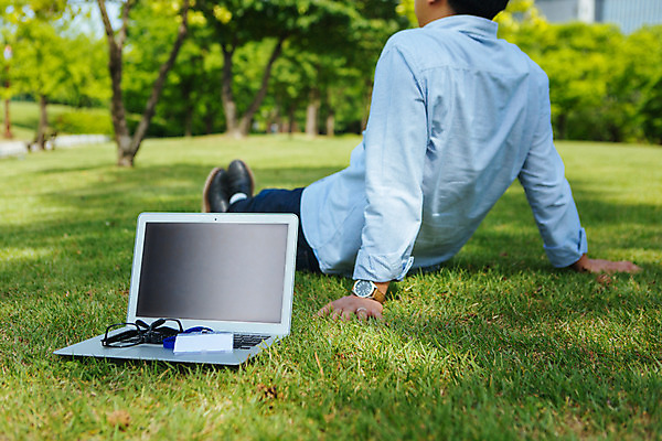 포토 JPG 주간 남자 안경 백그라운드 비즈니스 휴식 한명 잔디 성인 야외 노트북 사원증 국내포토 자연요소 식물 1 잡화 컨셉 사람 전자제품 파일형식