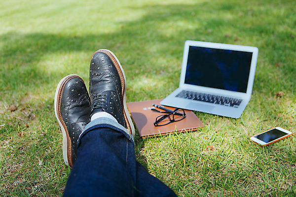 포토 JPG 주간 남자 안경 백그라운드 비즈니스 휴식 한명 잔디 성인 야외 노트북 스마트폰 다리 국내포토 자연요소 식물 1 잡화 컨셉 사람 신체부위 전자제품 핸드폰 스마트기기 파일형식