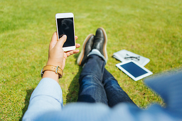 포토 JPG 주간 남자 안경 백그라운드 비즈니스 휴식 한명 잔디 성인 야외 아웃포커스 스마트폰 태블릿 국내포토 자연요소 식물 1 잡화 컨셉 촬영기법 사람 전자제품 핸드폰 스마트기기 파일형식