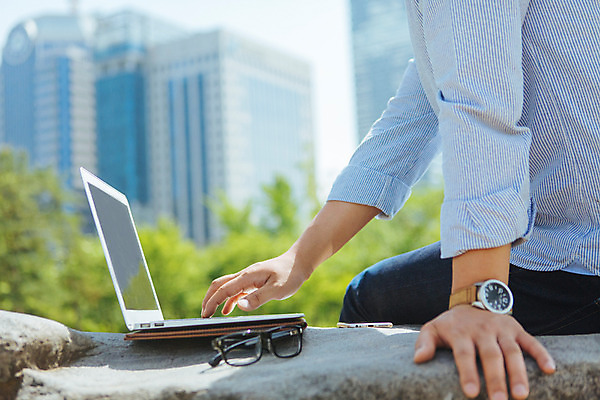포토 JPG 주간 남자 안경 백그라운드 비즈니스 한명 빌딩 성인 야외 아웃포커스 노트북 돌_바위 국내포토 자연요소 1 잡화 촬영기법 사람 건물 전자제품 파일형식