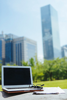 포토 JPG 주간 안경 백그라운드 비즈니스 빌딩 사람없음 야외 아웃포커스 노트북 신문 국내포토 자연요소 잡화 촬영기법 건물 간행물 전자제품 뉴스 파일형식