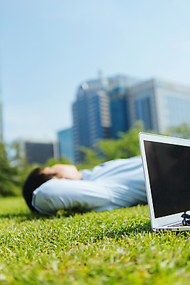 포토 JPG 주간 남자 백그라운드 비즈니스 휴식 한명 성인 야외 아웃포커스 노트북 눕기 국내포토 자연요소 1 컨셉 모션 촬영기법 사람 전자제품 파일형식