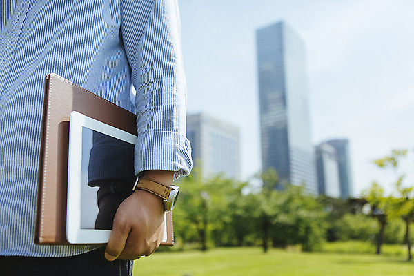 포토 JPG 주간 남자 백그라운드 비즈니스 휴식 한명 빌딩 성인 야외 아웃포커스 태블릿 서류판 국내포토 자연요소 1 컨셉 촬영기법 사람 건물 전자제품 스마트기기 사무용품 파일형식