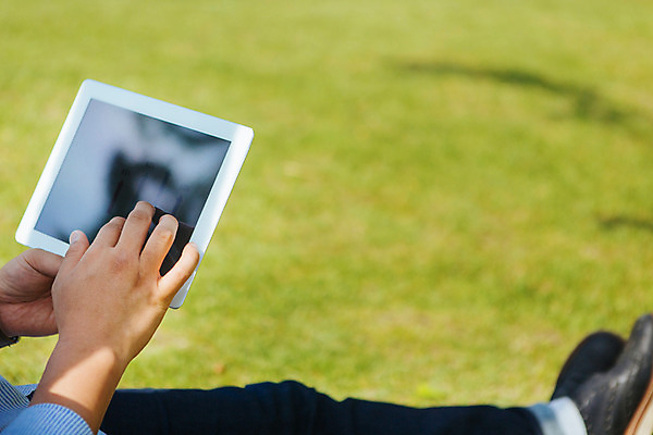 포토 JPG 주간 남자 백그라운드 비즈니스 휴식 한명 잔디 성인 야외 아웃포커스 태블릿 국내포토 자연요소 식물 1 컨셉 촬영기법 사람 전자제품 스마트기기 파일형식