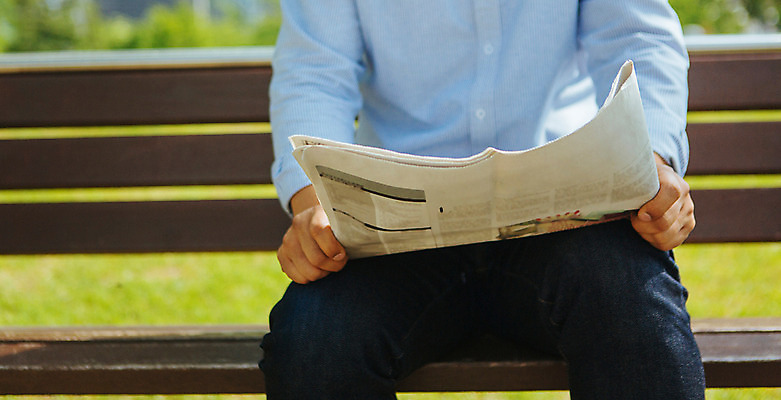 포토 JPG 주간 남자 백그라운드 벤치 비즈니스 휴식 한명 성인 야외 신문 국내포토 자연요소 1 컨셉 의자 사람 간행물 뉴스 파일형식