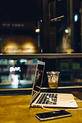 포토 JPG 이어폰 백그라운드 비즈니스 실내 사람없음 노트북 스마트폰 카페 국내포토 음향기기 내부 전자제품 핸드폰 스마트기기 상점 파일형식