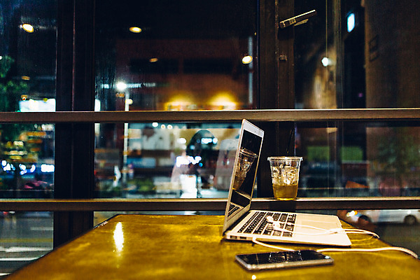 포토 JPG 이어폰 백그라운드 비즈니스 창문 실내 사람없음 노트북 스마트폰 카페 국내포토 음향기기 내부 전자제품 핸드폰 스마트기기 상점 파일형식