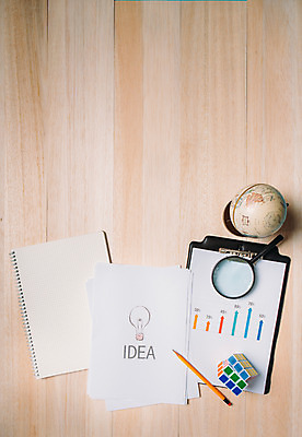 포토 JPG 종이 백그라운드 비즈니스 돋보기 아이디어 사람없음 연필 지구본 공책 큐브 서류판 전구모양 국내포토 모양 컨셉 전구 문구용품 학용품 필기구 사무용품 파일형식