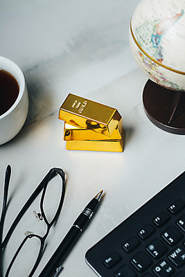 포토 JPG 안경 백그라운드 비즈니스 사람없음 경제 볼펜 지구본 사무용품 키보드 커피잔 금괴 국내포토 잡화 커피 문구용품 잔 펜 황금 파일형식