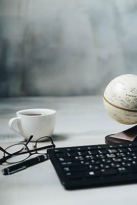 포토 JPG 안경 백그라운드 비즈니스 사람없음 볼펜 지구본 사무용품 키보드 커피잔 국내포토 잡화 커피 문구용품 잔 펜 파일형식