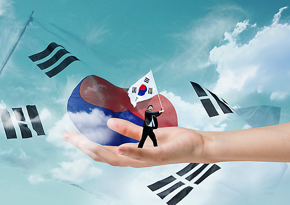 PSD 구름 편집 편집이미지 손 남자 비즈니스 하늘 한국 한명 들기 20대 성인 한국인 깃발 비즈니스맨 태극기 삼일절 태극 애국심 광복절 이미지편집 자연요소 1 문양 아시아 모션 사람 동양인 청년 신체부위 공휴일 직장인 국기 국경일 파일형식