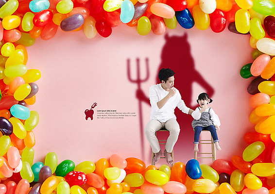 전신 PSD 편집 편집이미지 남자 딸 음식 의자 사탕 앉기 소녀 20대 성인 두명 한국인 양치 아빠 치아 칫솔 삼지창 충치 충치균 부녀 이미지편집 여자 창 어린이 가구 가족 모션 디저트 사람 동양인 청년 위생용품 청결 소화기관 질병 파일형식